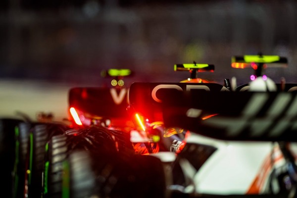 路面がびしょ濡れで、レースのスタートにはインターミディエイトタイヤが必要だった:2022年F1シンガポールGP