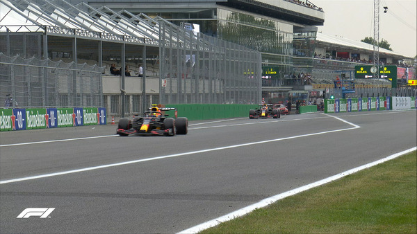 レッドブルの2台がトップでコースに