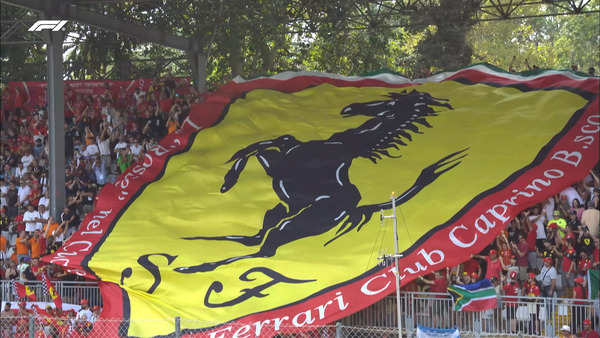 ティフォシのフェラーリ大応援旗：2025年F1イタリアGP