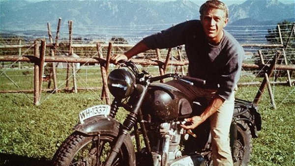 映画「大脱走」：スティーブ・マックイーンとトライアンフTR6トロフィー