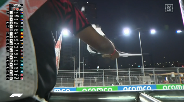 チェッカー・フラッグが振られる2021年F1GP 22