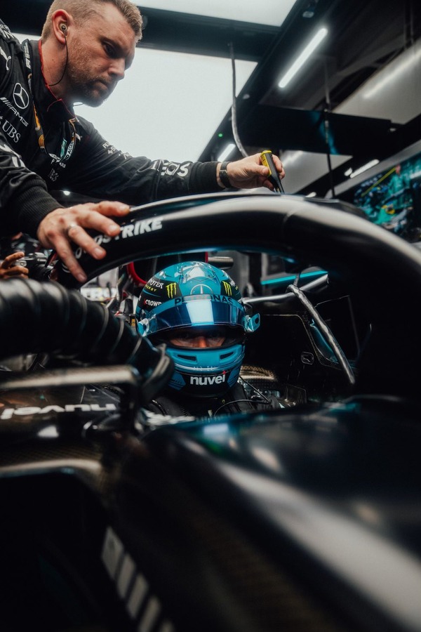 ジョージ・ラッセル 2023年F1ヘルメット（BELL製ヘルメット）レギュラーカラー