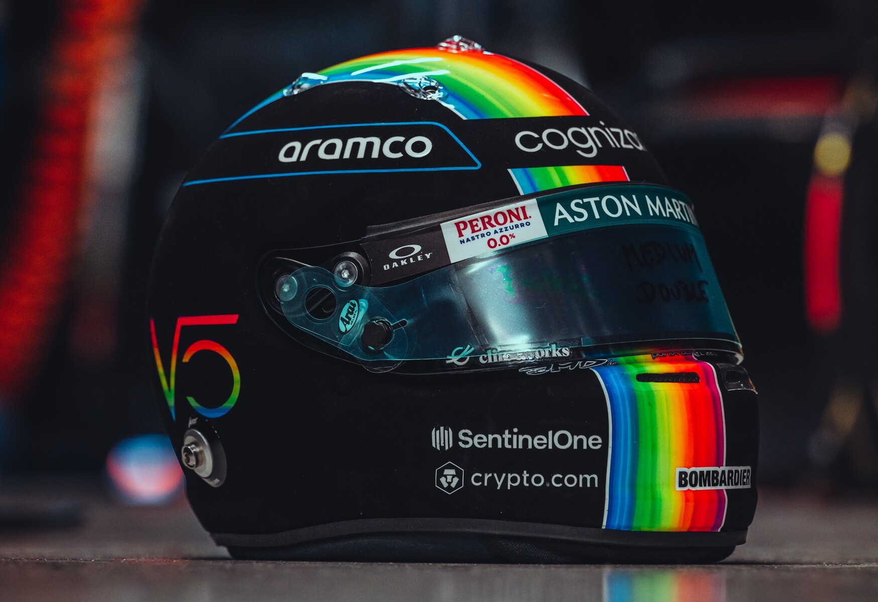 セバスチャン・ベッテル、シンガポール仕様のヘルメット : F1通信jp セバスチャン・ベッテル、シンガポール仕様のヘルメット : F1通信jp