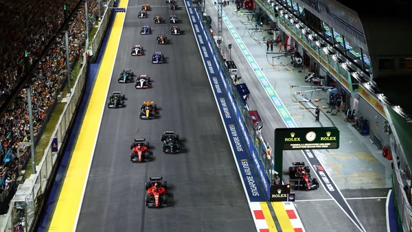 サインツはポールポジションから首位に立ち、結果としてレースをコントロールすることができた:2023年F1シンガポールGP
