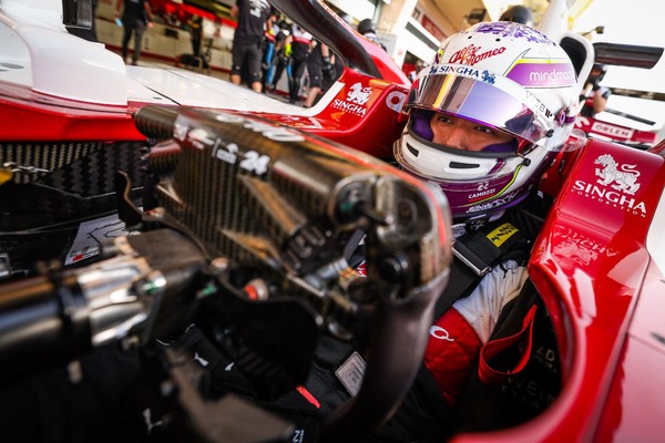 周冠宇 2022年F1ヘルメット