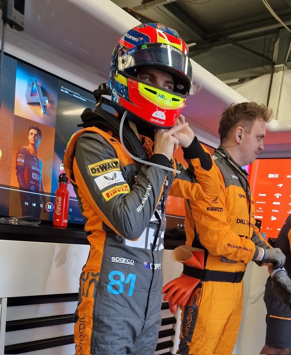 オスカー・ピアストリのヘルメット：2023年F1オーストラリアGP仕様（BELL製ヘルメット）