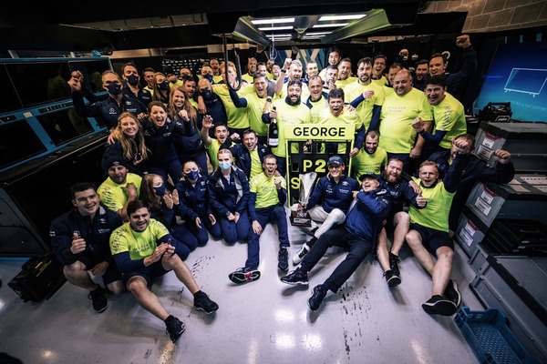 ジョージ・ラッセル、ウィリアムズのチームスタッフと記念写真：2021年F1ベルギーGP