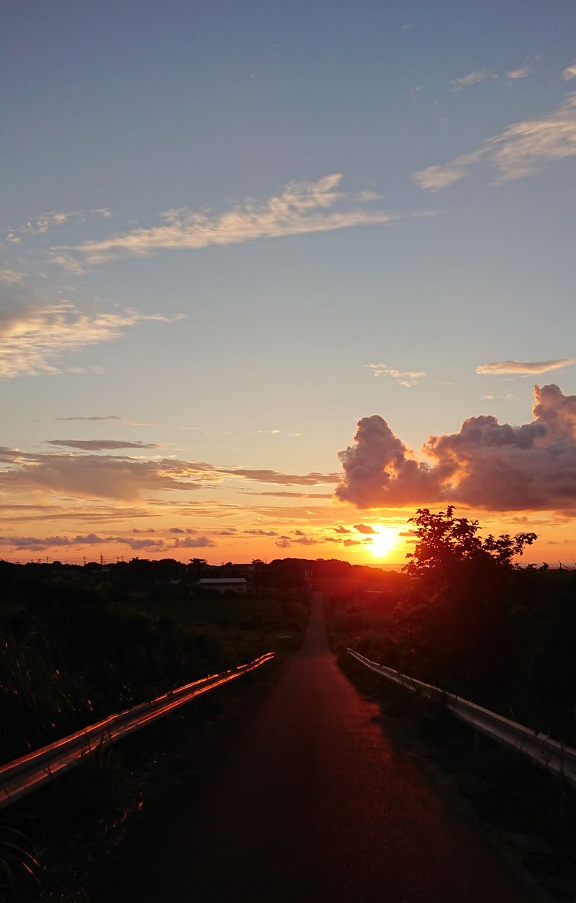 1229 夏落葉 一日3回は掃きます 昨夕は夕焼けウォーキングでした しまくらし 沖永良部島歳時記 未央流写真俳諧研究塾 ちょっと新しい写真と俳句 短歌の世界 1229 夏落葉 一日3回は掃きます 昨夕は夕焼けウォーキングでした しまくらし 沖永良部島歳時記 未央流写真俳諧研究塾 ちょっと新しい写真と俳句 短歌の世界