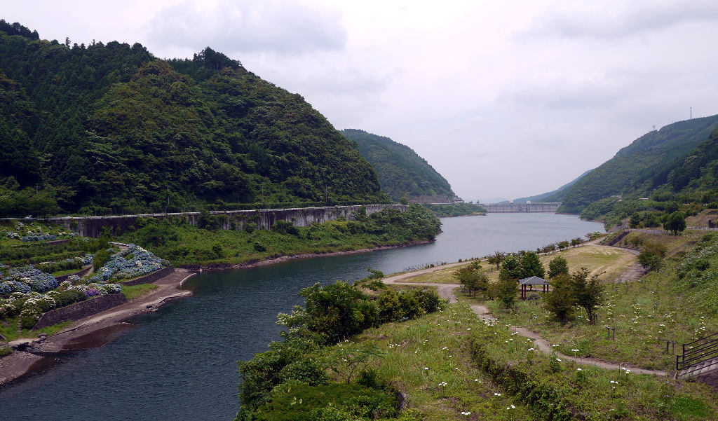 中木庭ダムのあじさい 佐賀の福岡モータース 鈑金塗装とランクルも得意な整備工場