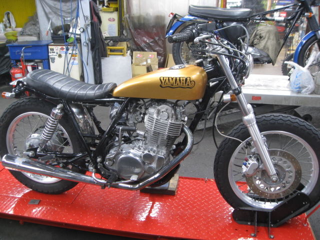 SR400入荷 m&m's製タンク ビンテージトラッカー風カスタム SR400入荷 m&m's製タンク ビンテージトラッカー風カスタム
