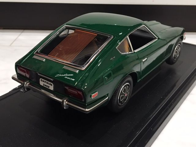 1/18 yatming Road Signature Deluxe Edition 1970 DATSUN 240Z