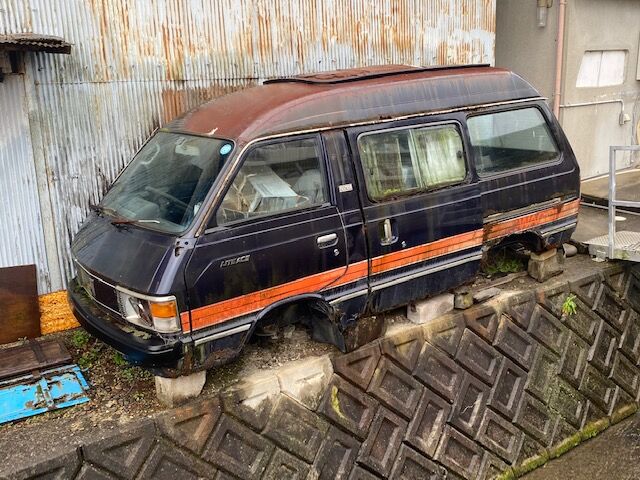 古いワンボックスカーの廃車体 トヨタ ライトエース Fairlady Z Fan