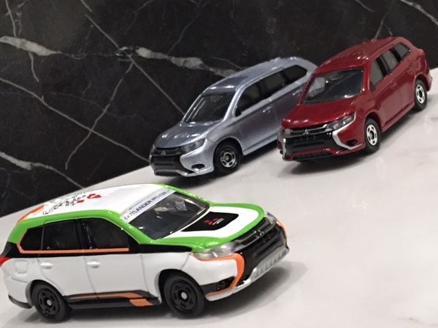 Takara Tomy - トイザらスオリジナル三菱アウトランダーPHEVアジアクロスカントリー仕様 Amazon | トミカ トイザらスオリジナル 三菱 アウトランダー