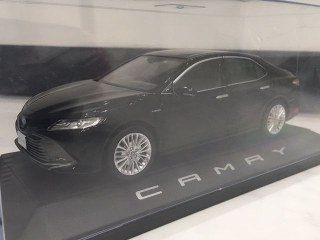 今年のオクも競ってしまった・・1/30トヨタ カムリ カラーサンプル