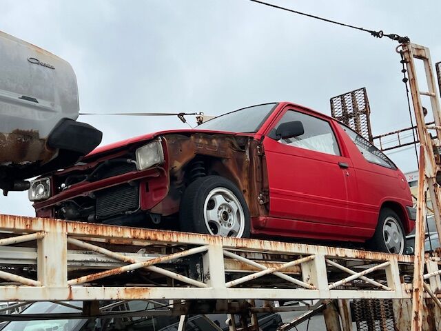 旧車が積載された状態で、放置されたキャリアカー！？ : FAIRLADY Z fan