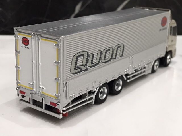 大当たり!! 1/100スケール UD TRUCKS Quon モデルカー 大当たり!! 1/100スケール UD TRUCKS Quon モデルカー