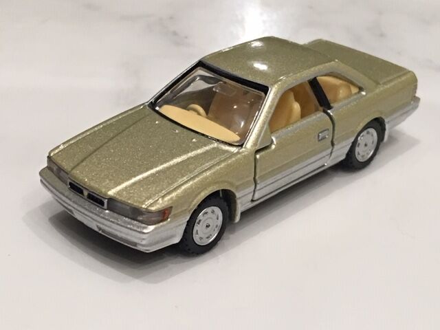 トミカプレミアム 日産レパード ゴールドツートン 未開封 1/43