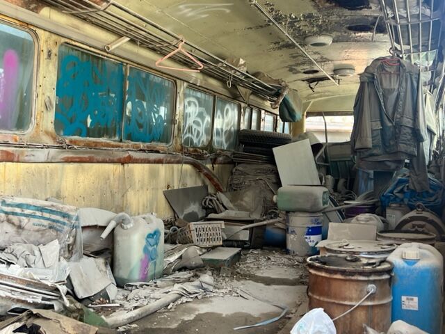 こんな状態で会いたくなかった…落書きだらけの廃バス！ : FAIRLADY Z fan