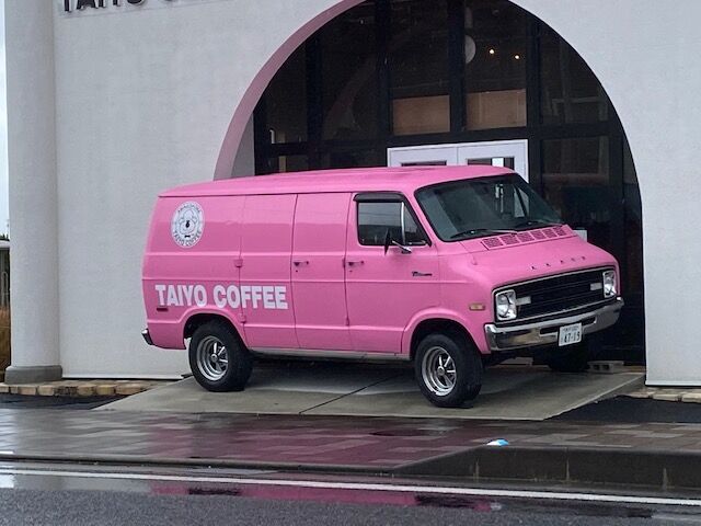 カフェの看板車と廃墟の観音像 Fairlady Z Fan