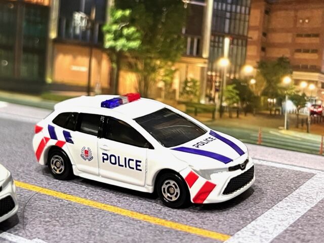 イオンオリジナルトミカ No.76 トヨタ カローラ シンガポール警察デザイン仕様 : FAIRLADY Z fan