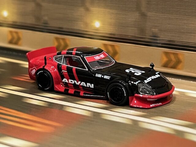 Voiture Miniature Kaido House X Mini GT - Nissan Fairlady Z Kaido GT Advan, échelle 1:64, Noire Et Rouge, NEUVE En Boîte