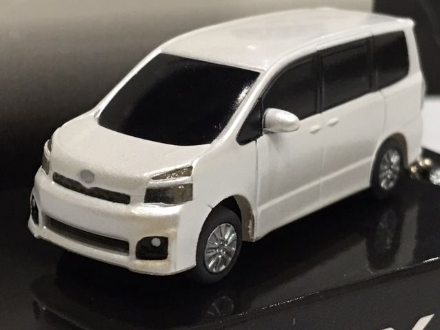 VOXY プルバックカー　LEDキーホルダー　ミニカー 非売品】トヨタヴォクシー LEDプルバックミニカーキーホルダー