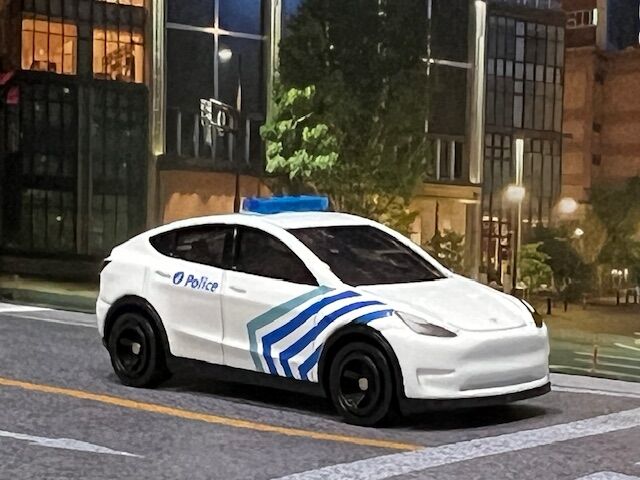 イオンオリジナルトミカ No.83 テスラ モデルY ベルギー警察パトロール