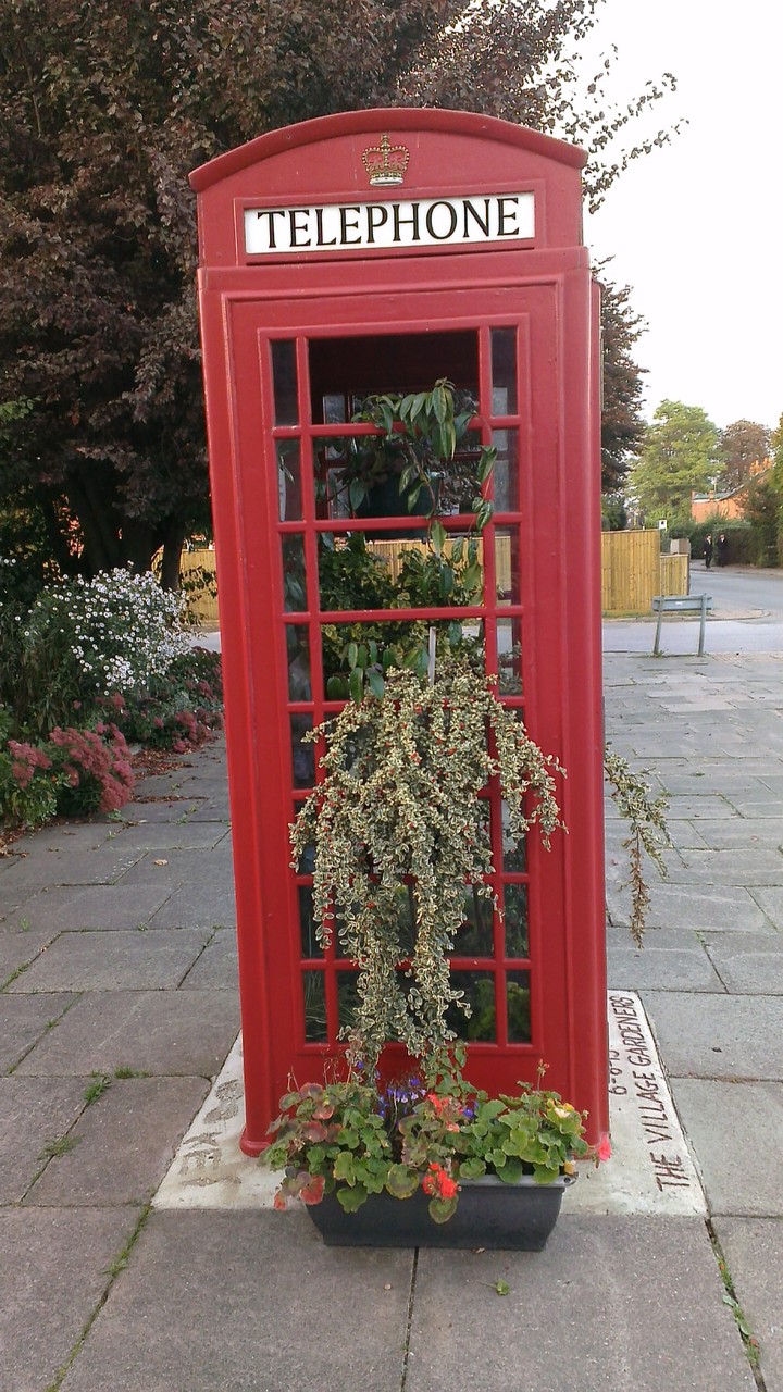 イギリスのテレフォンボックスのおもしろい使い道 おとぎの国のガーデナー