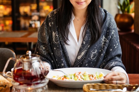 ホテル朝食で肩掛けした写真