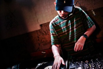 djmu-r_artist_photo-490x327