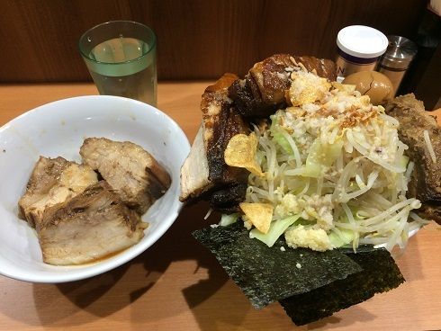 らーめん忍者の忍者ラーメン特盛り デカ豚 ２ 豚 ２ 野菜増し増し 東京刺激クラブ