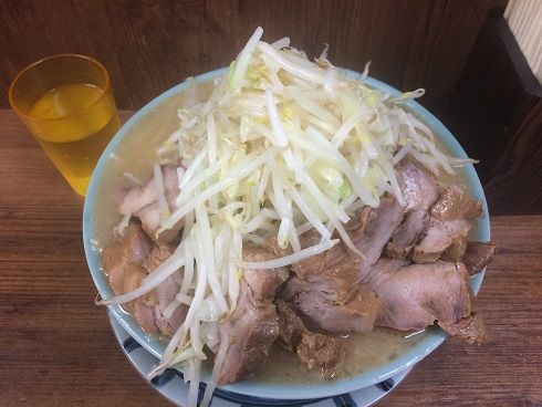 ラーメン二郎池袋東口店の豚ダブル大ラーメン 野菜増し増し 東京刺激クラブ ラーメン二郎池袋東口店の豚ダブル大ラーメン 野菜増し増し 東京刺激クラブ
