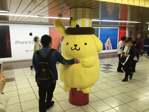 丸の内線新宿駅メトロプロムナードに展示されている ポムポムプリン周年記念イベント の抱きプリン 東京刺激クラブ