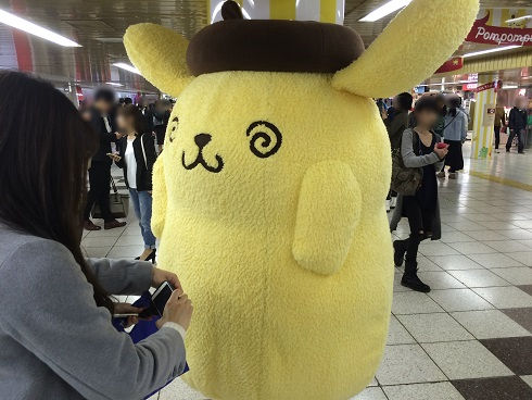 丸の内線新宿駅メトロプロムナードに展示されている ポムポムプリン周年記念イベント の抱きプリン 東京刺激クラブ