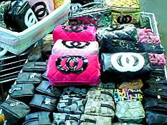 外国人犯罪関連 偽ブランド販売で韓国人逮捕 カバンやポーチなど約1500点を押収 大阪 極東新聞