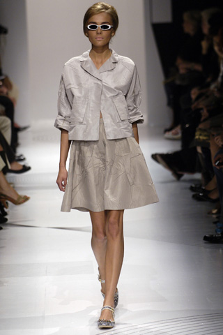 トラペーズ ライン 女性らしいラインだから 知的にステキ ファッション用語中辞典