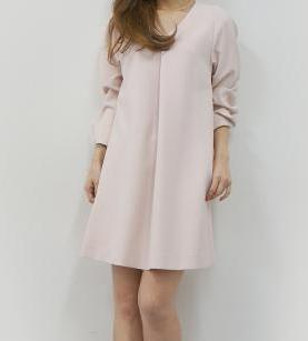 トランテアン ソン ドゥ モードのＶネックサックワンピースで結婚式のお呼ばれに！