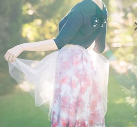 リランドチュールの美人百花4月号で小嶋陽菜さん着用のぼかし花チュール重ねスカート！