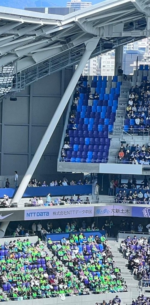 【画像】サンフレッチェ広島の新スタジアム、チケット完売なのにこの綺麗にまとまった空席は何？