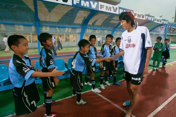 画像 川崎fの三笘と田中が小学生の頃 中村憲剛と握手しているシーンがしみじみする Football Timeline