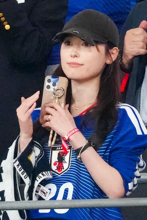 福原遥が来た！夫・久保建英をスタンドから応援　結婚発表後初の試合を観戦