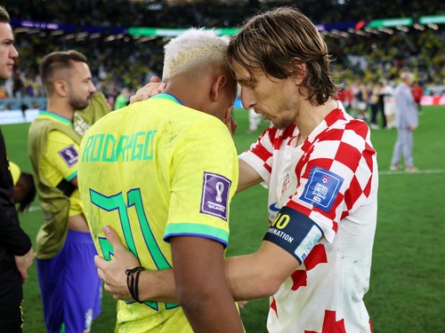 luka-modric-croatia-embraces-rodrygo-781776928