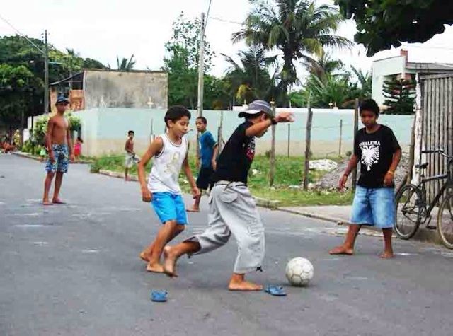 なぜ利き足が重要か 幼稚園児や低学年の指導だけではなく大人にも必要な理論 サッカーが上手くなるために