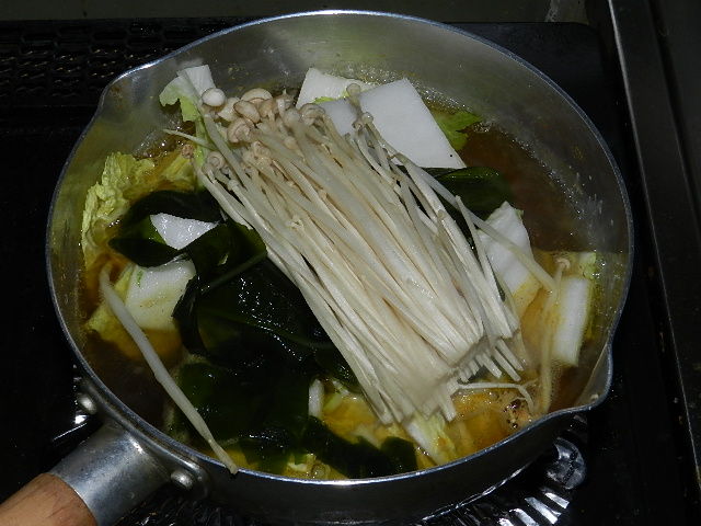 セブンイレブンのカレーうどんにエノキとわかめを入れて再び コンビニf セブンイレブンのカレーうどんにエノキとわかめを入れて再び コンビニf
