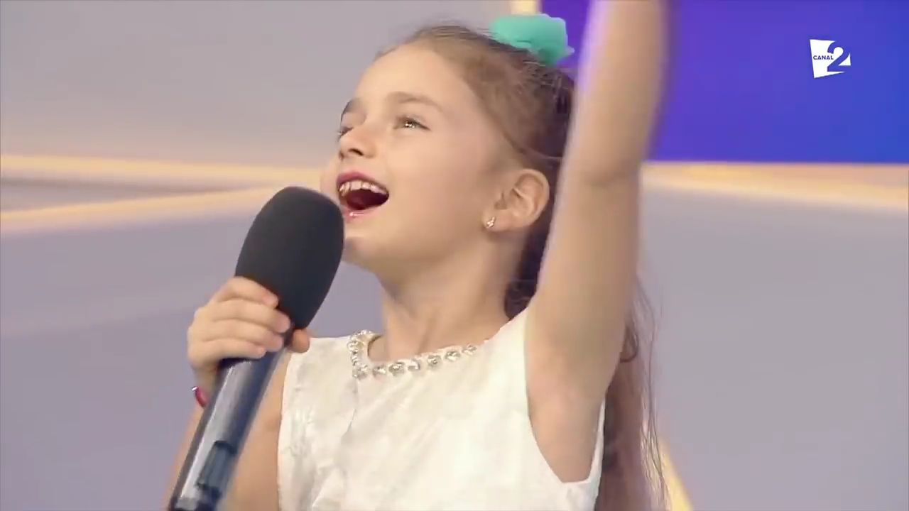 Вы только послушайте как эта девочка поет,сердце замирает от ее невероятного гол