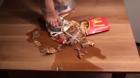 【動画】マクドナルドのハンバーガーをハイヒールで踏み潰し！5