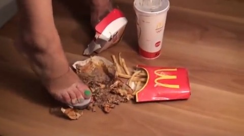 【動画】マクドナルドのハンバーガーをハイヒールで踏み潰し！4