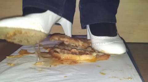 【動画】ハイヒールでハンバーガー踏み潰し！1