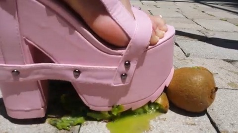 【動画】ピンク色の厚底サンダルでキウイ踏み潰し！1
