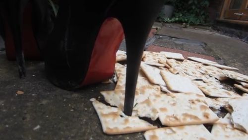 動画 ロングブーツでクラッカーを踏み潰す フードクラッシュ本舗 フードクラッシュを中心に画像や動画を紹介